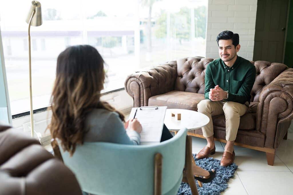 patient working with PTSD therapist